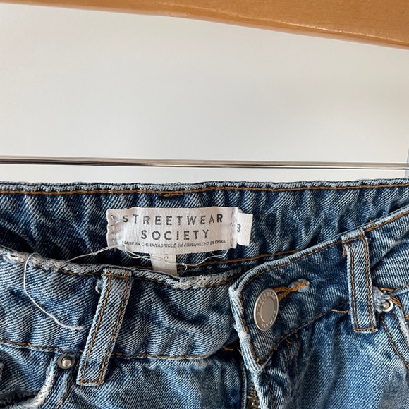 Highly distressed / ripped jeans - Picture 2 of 3